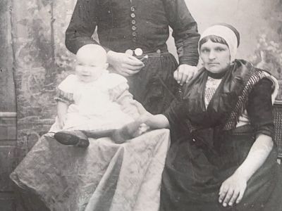 Lubbertje Kramer en Marie van Naat. Nazaten van Hendrik Smit.