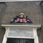 kerkje aan de zee wapens beeld symboliek